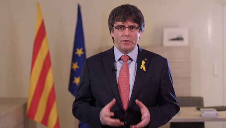 Puigdemont ativa as bases da República da Catalunha