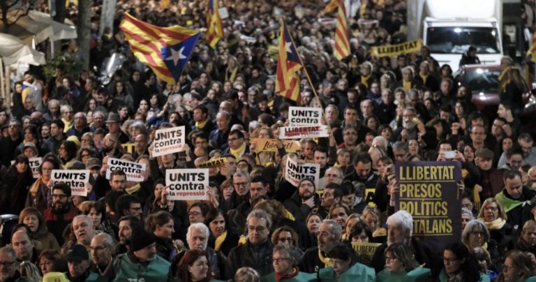 Nove líderes políticos independentistas na Catalunha são presos