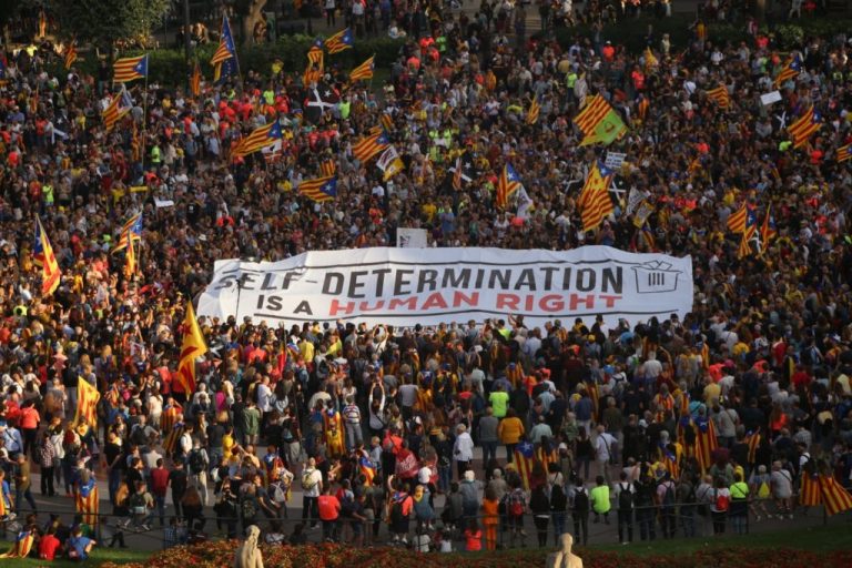 Multitudinária manifestação na Catalunha pela efetivação da República