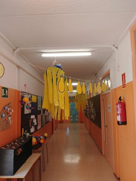 Policiais ordenam a retirada de laços amarelos em escolas - invasão