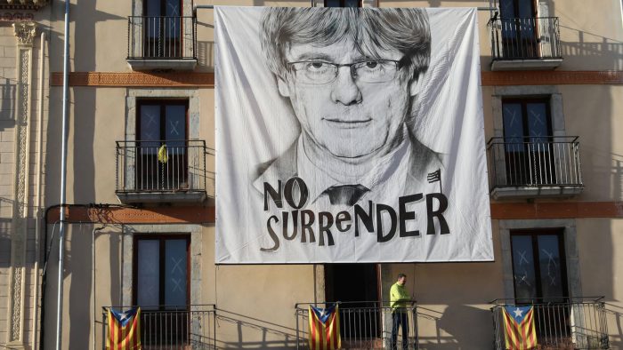 Protestos diante de delegação espanhola na Catalunha