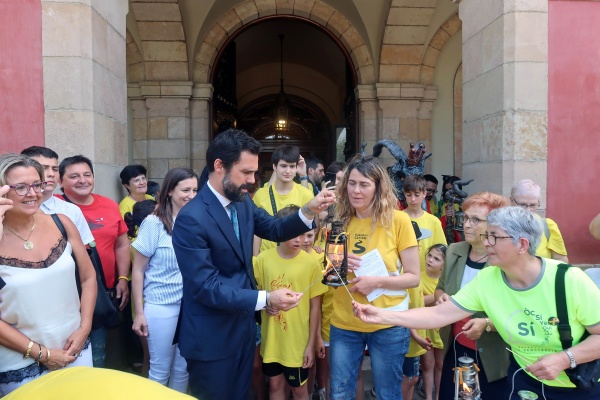 O Parlamento da Catalunha recebe a Flama del Canigó