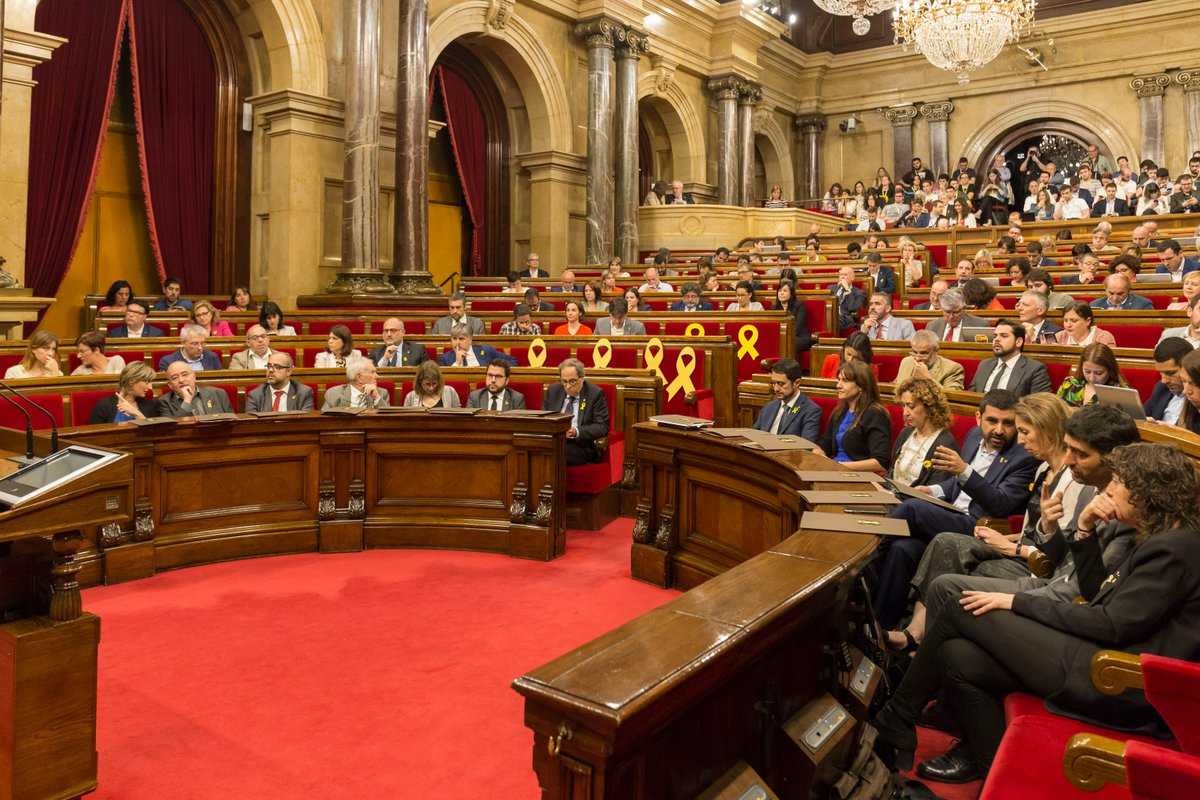 Parlamento catalão recusa moção contra independência unilateral