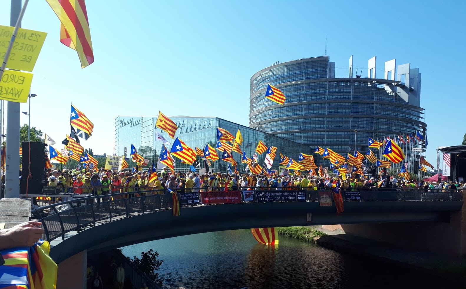 Milhares de cidadãos da Catalunha protestam em Estrasburgo