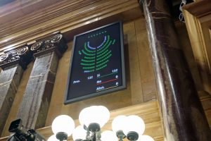 Registro dos 132 votos a favor da lei de combate ao desperdício alimentar - Parlamento catalão