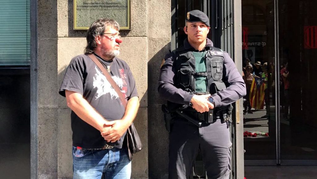 Jordi Pesarrodona, com o nariz de palhaço, ao lado de um membro da Guarda Civil - 20 de setembro de 2017