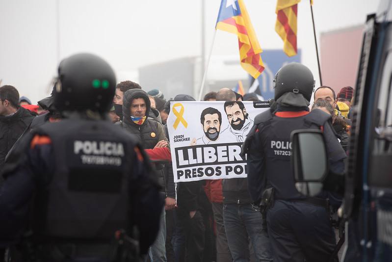Promotoria espanhola define ações pró-independência catalã como terrorismo