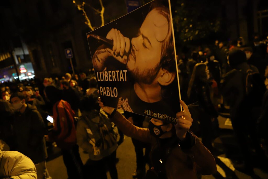 Protestos em Barcelona contra prisão do rapper catalão Pablo Hasél