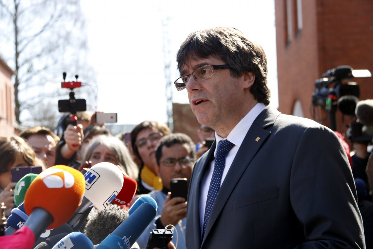 Promotoria espanhola solicita prisão para policiais que escoltavam Carles Puigdemont