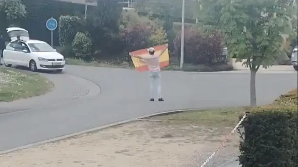 Grupo com bandeira espanhola comete vandalismo contra sede do Conselho pela República Catalã