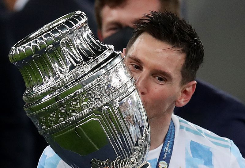 Em homenagem à torcida argentina, Messi dedica título a Maradona