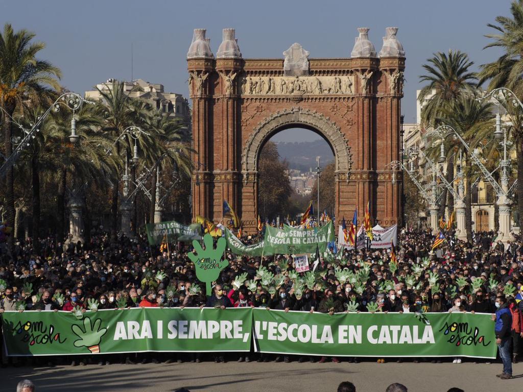 35 mil pessoas se manifestam em Barcelona em defesa da língua catalã