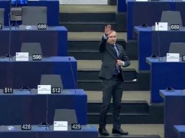 Gesto de relator da petição contra imunidade de eurodeputados catalães causa polêmica