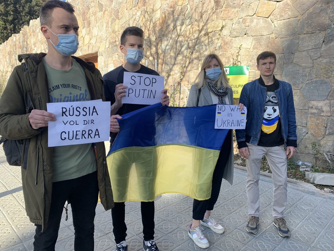 Protestos diante do consulado da Rússia em Barcelona