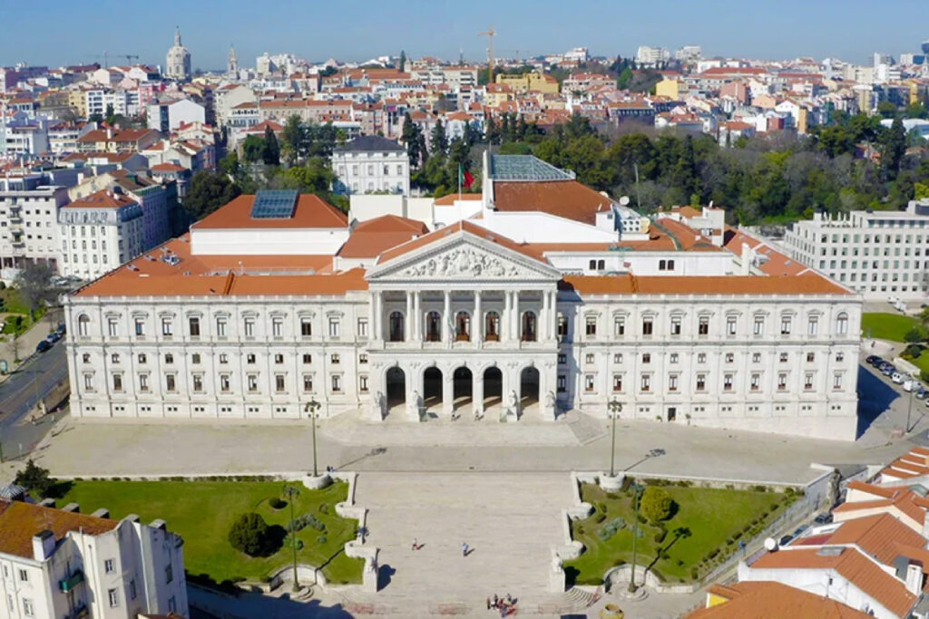 Palácio de São Bento, da confraria de Montserrat em Lisboa à sede do parlamento de Portugal