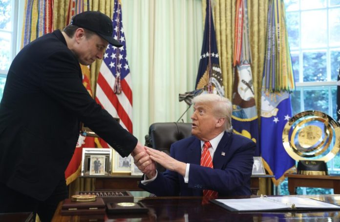 El 'bromance' Trump-Musk se derrumba entre acusaciones mutuas por el plan fiscal image-27-696x455.jpg