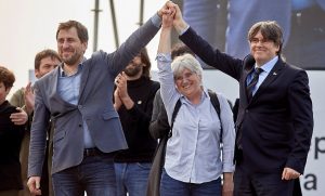 D’esquerra a dreta, Toni Comín, Clara Ponsatí i Carles Puigdemont