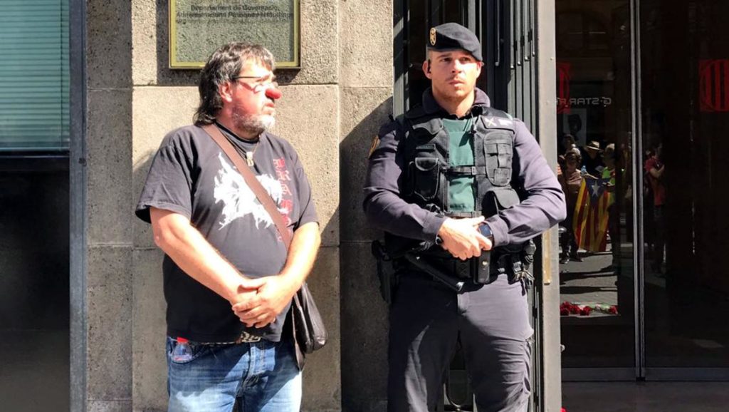 Jordi Pesarrodona, amb el nas de pallasso, al costat d’un membre de la Guàrdia Civil - 20 de setembre de 2017