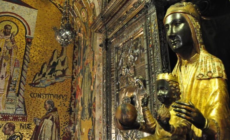 5 fets divertits sobre la Mare de Déu de Montserrat, patrona de Catalunya
