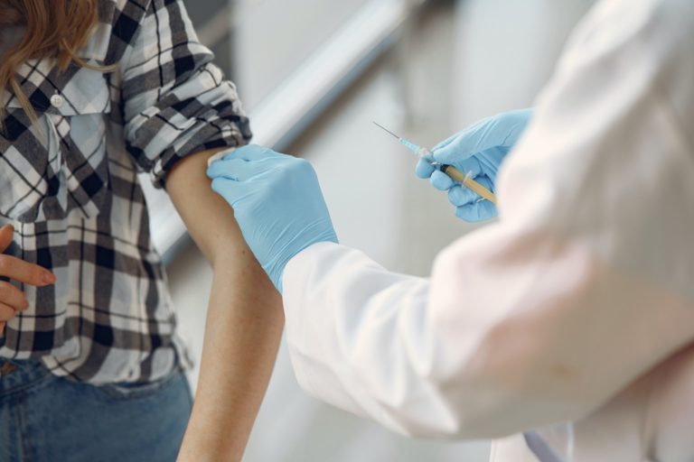 Catalunha doa 290 mil euros ao programa de distribuição global de vacinas contra a COVID